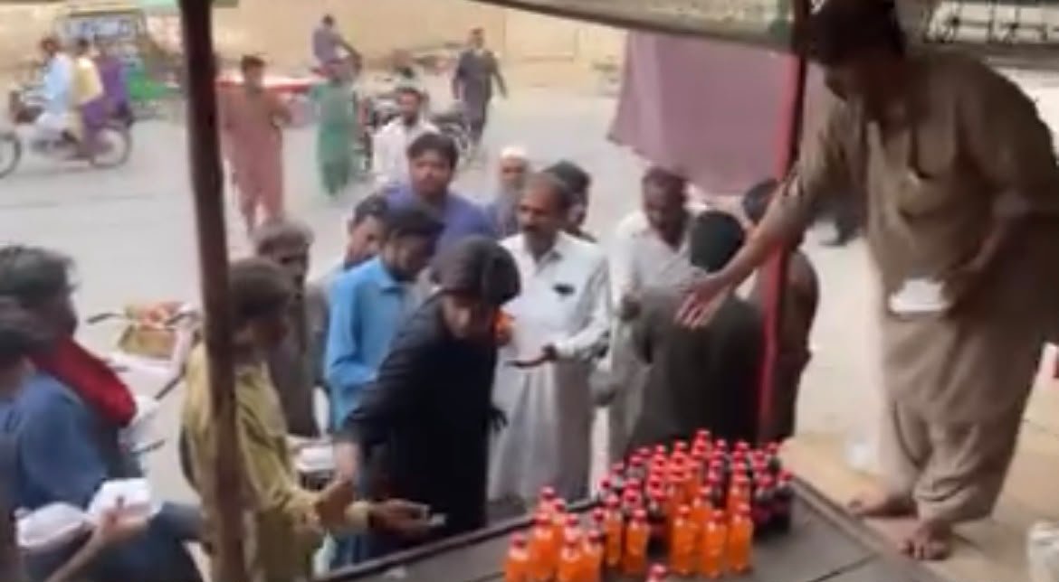 Food and drinks being distributed at a Khidmate-e-Khalq Trust drive